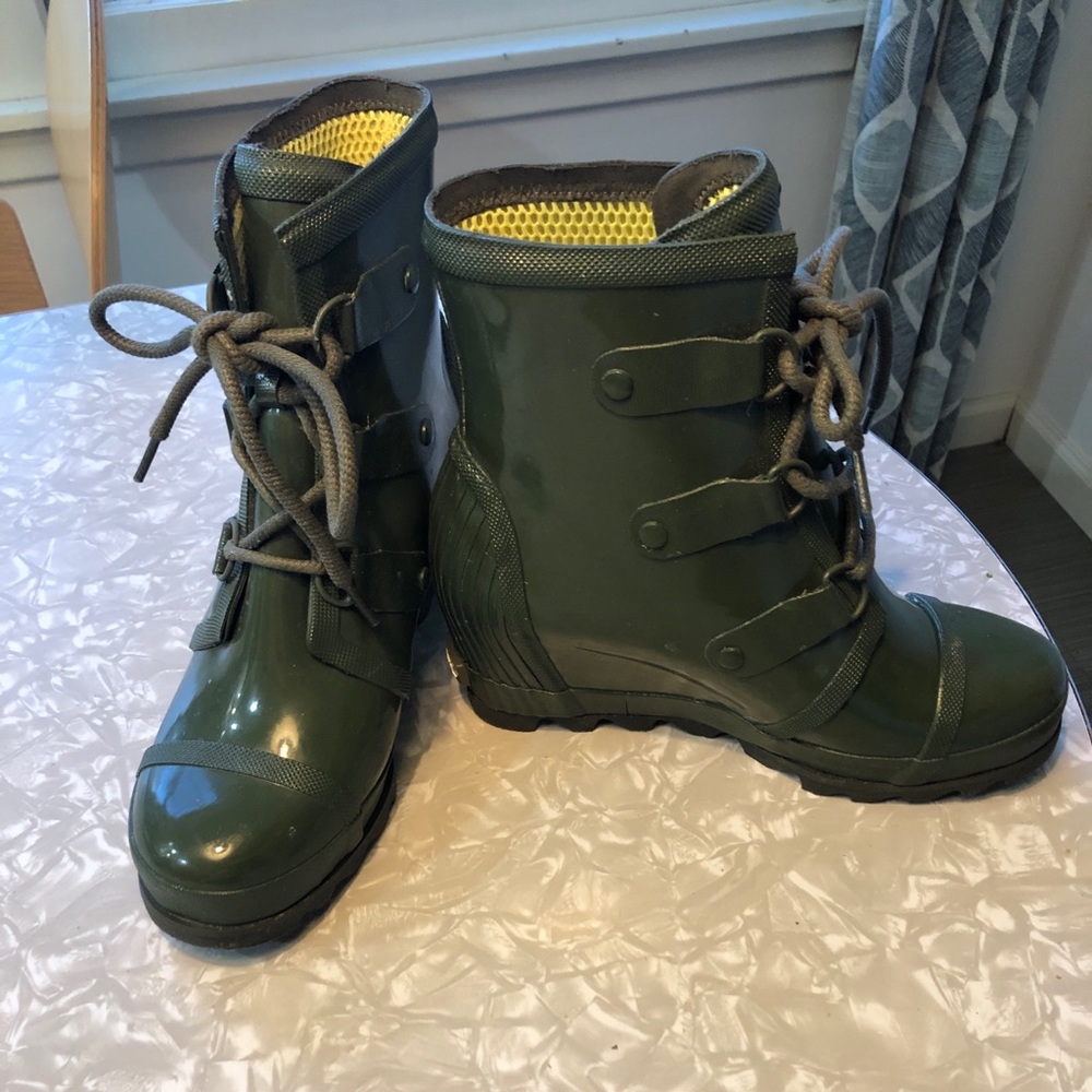 Women’s Green Sorel Joan Rain wedge boot 9.5